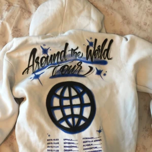 Hov1 hoddie  - Köpte denna hov1 hoddien på konserten och de var det sista exemplaret i S💞köptes för 600kr