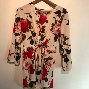 Jumpsuit - Jättesöt jumpsuit med knytning runt midjan, sitter väldigt fint på!🥰 storlek S 😁 säljes för 150 + frakt 😇