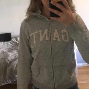 Gant zip hoodie - Fin gant zip hoodie i bra skick, barn model, vit i luvan. Nypris 1200