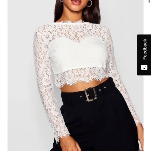 Vit crop top med spets  - Aldrig använd eftersom att det eventet inte blev av. En fin top till sommaren men dragkedja baktill. Ganska liten i storleken så passar även S. 