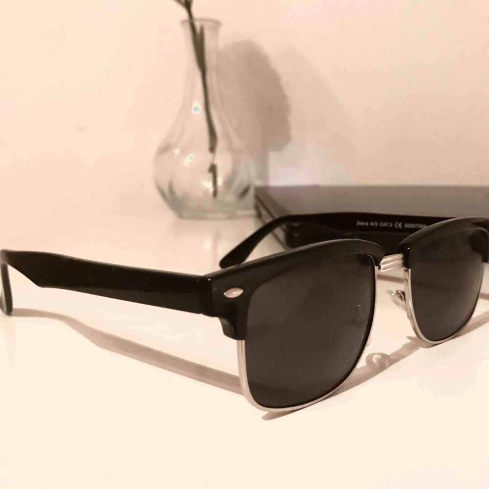 Super snygga enkla solglasögon | Plick Second Hand