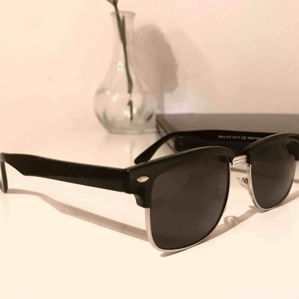 Super snygga enkla solglasögon som passar till allt. ☀️ . Accessoarer.