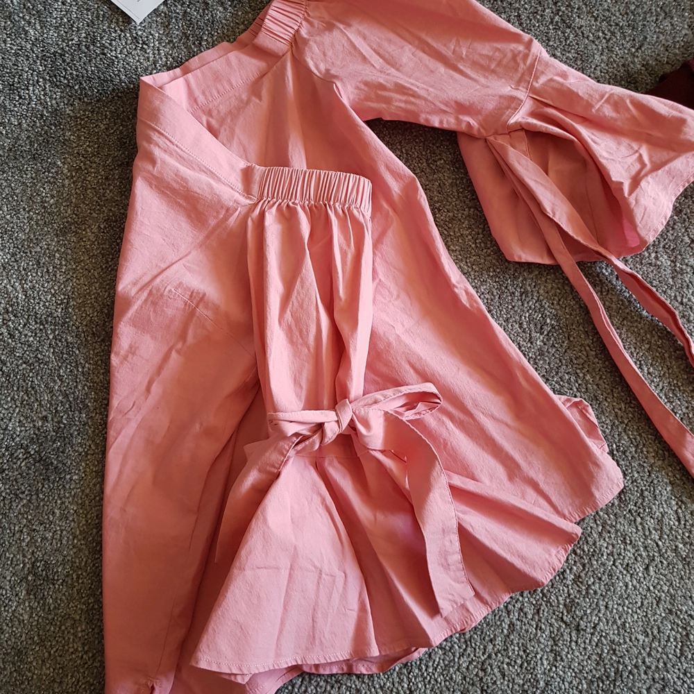 En rosa off shoulder med korta flare arms och knytsnören runt armen. Första bilden är från H&Ms sida och visar hur den sitter på. Använd typ två gånger så den är i fint skick, lite skrynklig men det fixar ett strykjärn. Möts upp i Lund eller fraktar. Toppar.
