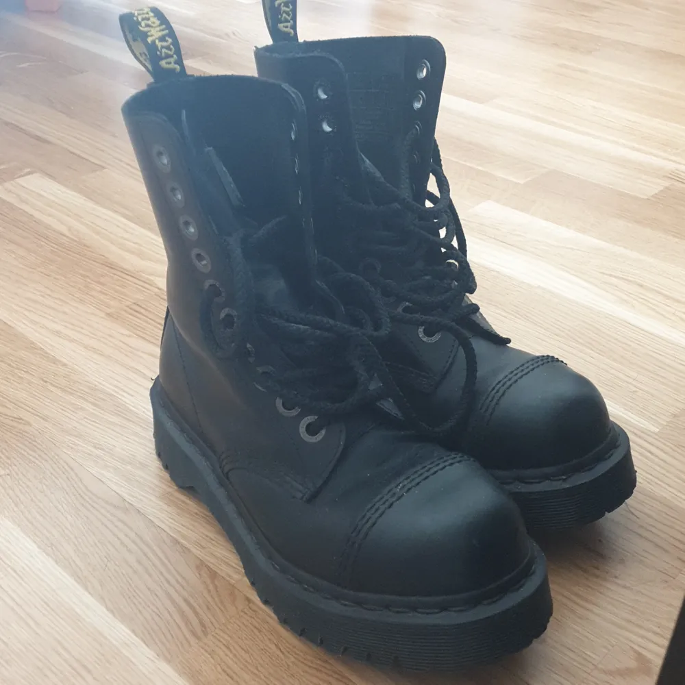 Selling my Doc Martens with steel toe caps, I've had them for a few years, but only wore them at concerts and festivals. Since I'm slowly getting rid of everything I have in leather, these have to go too. Message me if you're interested! 😊. Skor.