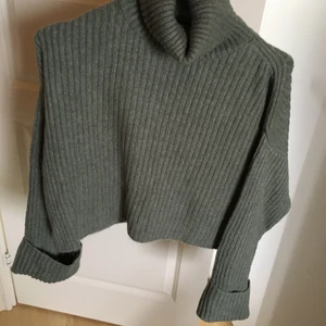 Stickad tröja - Super fin khakigrön stickad tröja från gina tricot. Helt ny & oanvänd. 