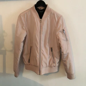 Bomberjacka strl S - Rosa jacka i strl Small. Okej skick. 