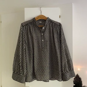 Jättesöt blus från Arket - Superfin blus med underbara ballongärmar. 