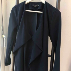  - Säljer denna super fina kappan från only! Marinblå och tunnt material vilket är perfekt inför vår/sommar 😊