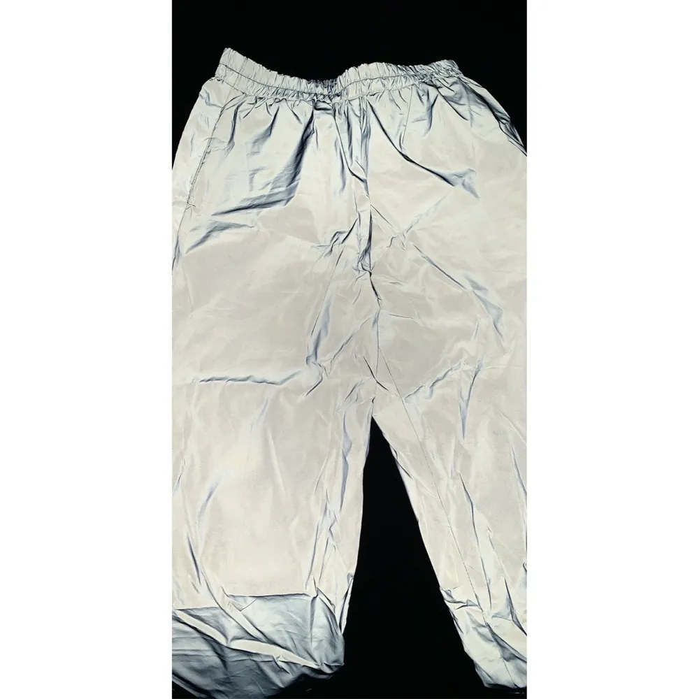 Reflective pants that glow in the dark.  Goes to the ankle and can fits a 34 / xs and 36 / s.  Nothing wrong.  Used once.. Jeans & Byxor.