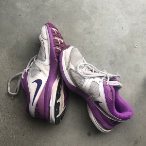 Nike skor - Vita/gråa/lila nikes👍🏼👍🏼 skulle säga dom e som en 37a. köparen står för frakt 
