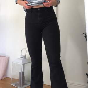 Svarta flare/ bootcut jeans från Topshop i storlek W28 L30. Dock skulle jag säga att de passar en 27 och 26 i midja då de är så stretchiga! De är perfekta i längd för mig som är 163 cm. 