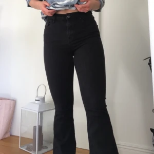 Flare jeans - Svarta flare/ bootcut jeans från Topshop i storlek W28 L30. Dock skulle jag säga att de passar en 27 och 26 i midja då de är så stretchiga! De är perfekta i längd för mig som är 163 cm. 