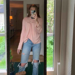  - En jättefin långärmad tröja i ljusrosa färg med spetsdetaljer. 