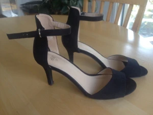  - Svarta klackskor i mockaimitation, använda en gång. 

Köparen står för frakten
Avhämtning Visby, Sthlm, Uppsala 
#klackskor #rem #remmar #svart #hm #37 #elegant #modernt #populärt #fest
