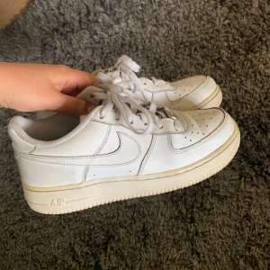 Nike Air Force One - Nike air force i storlek 38,5. Använde de en hel del för några år sedan, men har de senaste åren legat i garderoben. I bra skick, det är hål i hälen (se bild 3) men jag tycker inte att det är något som känns när man använder dem. Köparen står för frakt.