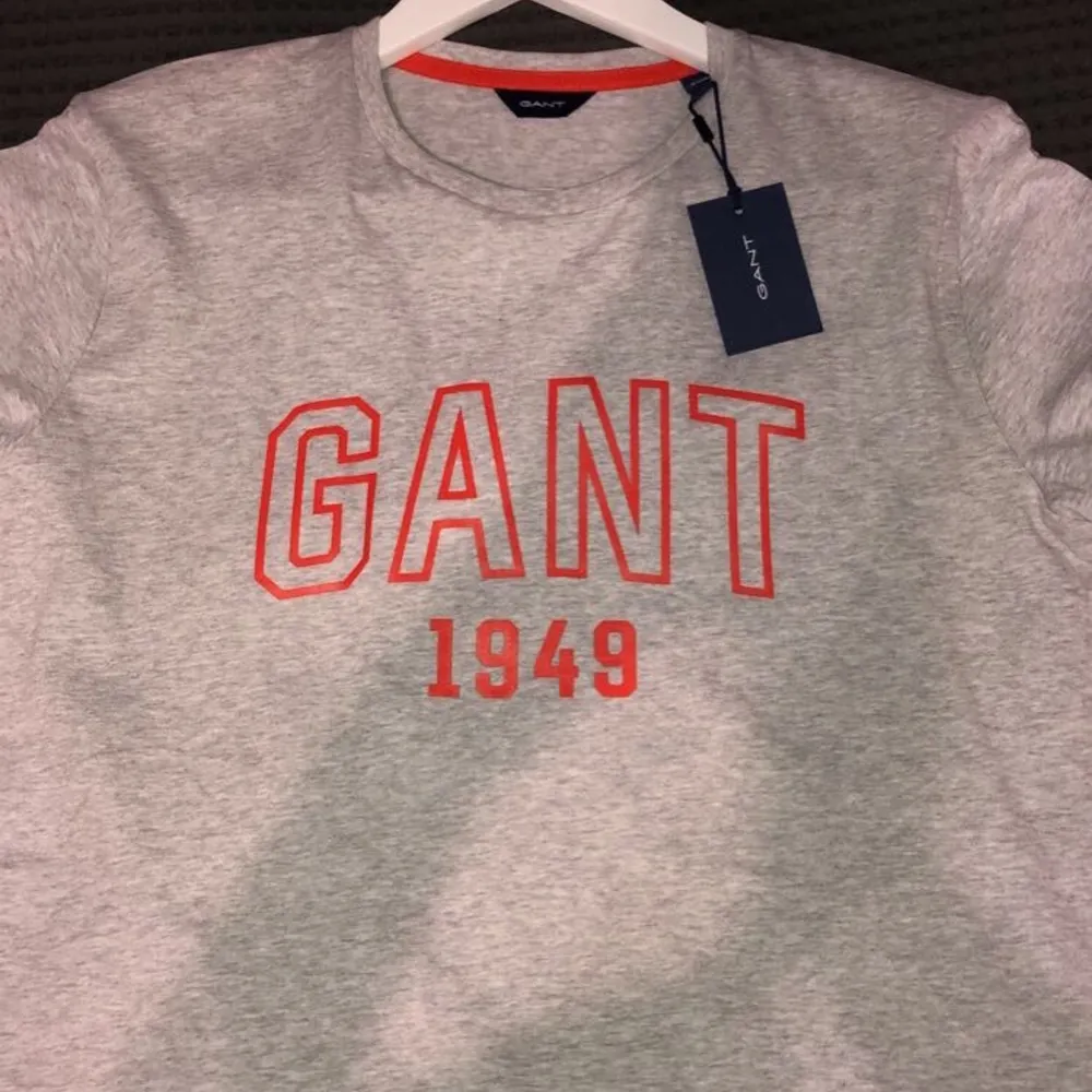 Äkta Gant t-shirt med prislappen på. Priset kan diskuteras . T-shirts.