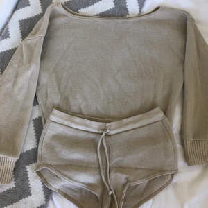 Mjukisdress - Stickat set med shorts och tröja från boohoo i fint skick.