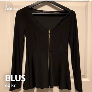 Blus  - Säljer denna fina blus med dragkedja fram från bubbelroom i storlek XS men passar även S 