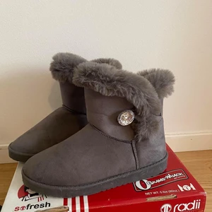”UGGS” - Skor med mjukt innerfoder och söt detalj. Helt nya/oanvända. Storlek 38