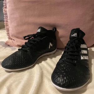 ADIDAS SKOR - Adidas skor,storlek 38,OANVÄNDA,endast testade💓 super sköna skor.