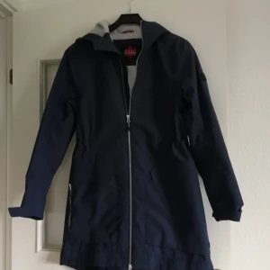 Jacka - Ny regnjacka str. 38,pris. 250kr