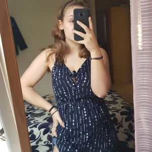 klänning - Blå klänning med symboler. I don't skick, endast använd en gång. Frakt ingår i priset 