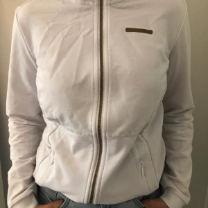 Hoodie med dragkedja från A-Z - En vit hoodie med guldig dragkedja, väldigt bra skick från A-Z(Zlatans märke)