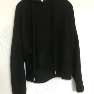 Tröja från H&M. - Tröja från Hm. Stickad. Aldrig använd. Med luva bak. Storlek S/M. Betalas med Swish. Frakt inräknat i priset.