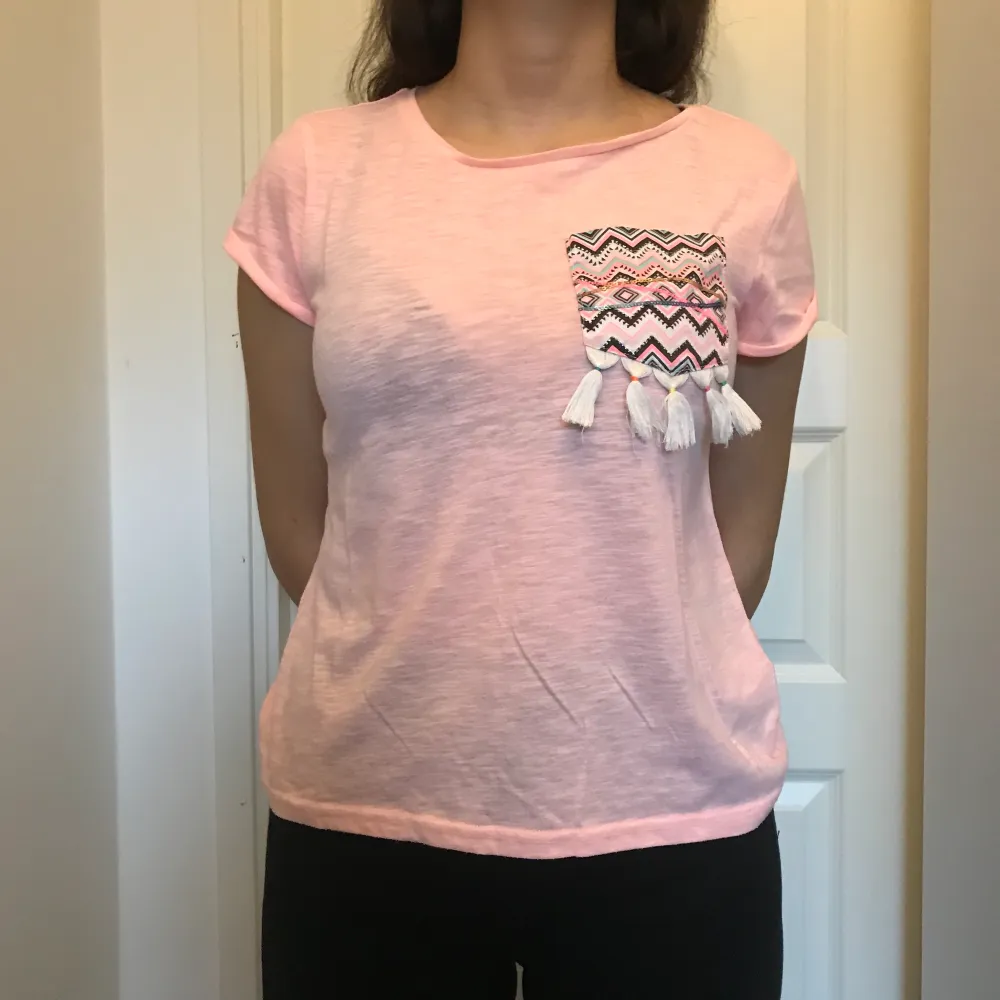 Bekväm och fin rosa t-shirt ifrån Kappahl, storlek S🌸 Köparen står för frakten🌸. T-shirts.