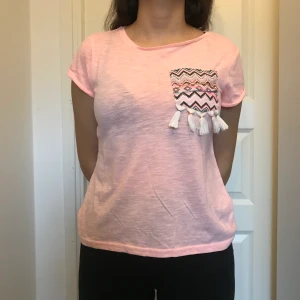 Kappahl - Bekväm och fin rosa t-shirt ifrån Kappahl, storlek S🌸 Köparen står för frakten🌸