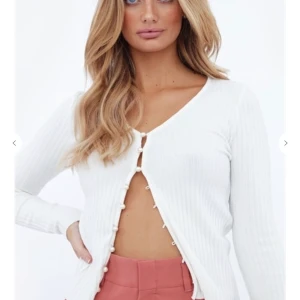 Vit kofta med knappar  - Super trendig vit kofta från Chiquelle i strl Small, använd 1 gång. Kostar 400kr på hemsidan, säljer för 200kr🥰🥳 Funkar jättebra som kofta med något under eller utan något under