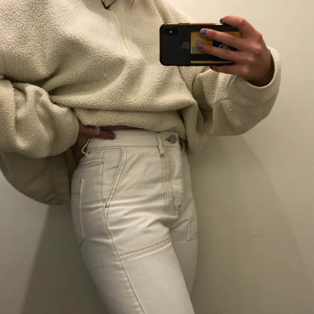 Vita raka jeans med beiga detaljer, riktigt snygga men tyvärr för små för mig:/. Jeans & Byxor.