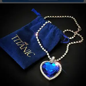 💙 Brand new Zafir blue pretty silvet 925 necklace for you is fashioned with  blue glas shaped heart  created sapphire framed in twinkling diamonds which is a replica of the titanic necklace. Enjoy!💙  bjuder på portot   