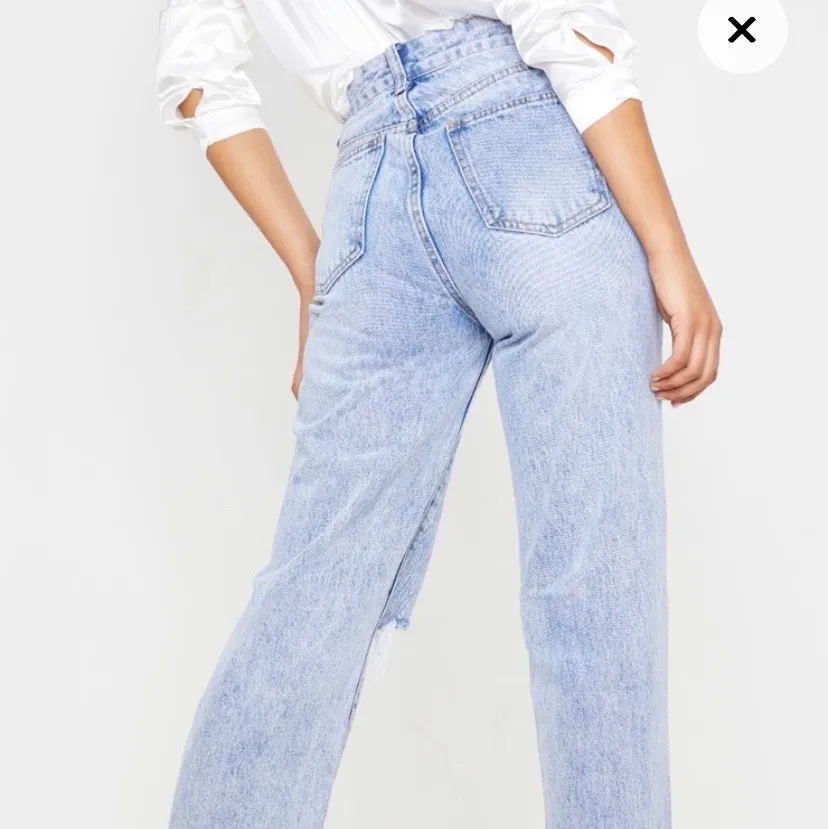 Blåa jeans med slits, storlek 34. Säljer pga lite för långa för mig som är 163💖💖💖. Jeans & Byxor.