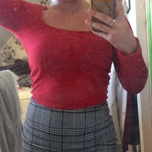 Röd söt tröja - En väldigt söt långärmad och halvurriggad tröja från gina med rätt långa armar som jag vikt in som ni kan se på min ena arm. Köpare står för frakten.