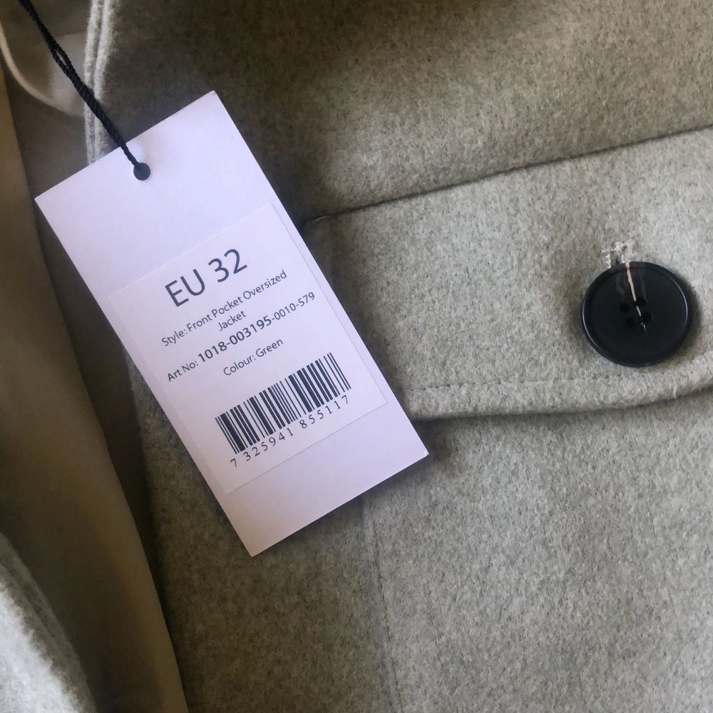 Jacka från NAKD i härlig grön färg. Strl 32 men passar upp till strl 38/40 beroende på önskad fit. Helt oanvänt med prislapp kvar.Köpt för 799kr men säljer för 600kr inklusive frakt. Säljes pga ångrat köp, om fler bilder önskas är det bara att hojta till🌸. Jackor.