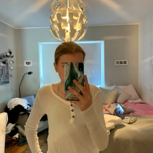 Vit tröja med spetsdetaljer - Säljer denna härliga topp perfekt att ha till vardags eller till någon tillställnin. Har varit en stor favorit hos mig.