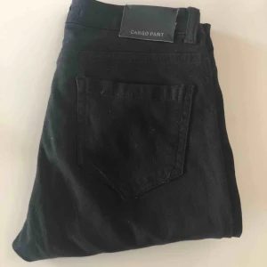  - Jättefina svarta cargo pants som inte kommer till användning och annars ska slängas♻️🥺min syster har på dom på andra bilden då jag är en M. Dom passar xs med skärp då dom är smala i benen men har stretch! Passar xs-S. Fler bilder? Skriv!