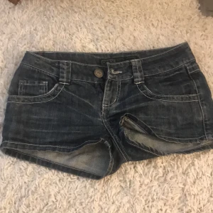 Jeansshorts  - Jeansshorts från Only i storlek w26, säljer för 50kr utan frakt😊