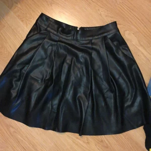 Vippig fake skinnkjol - Vippig fake skinnkjol från chiquelle. Aldrig använd. Strl 36