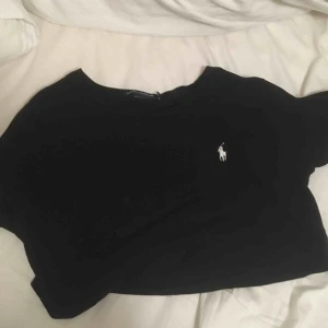  - Crop top från Ralph Lauren. Använd en gång. Står L på lappen men passar som S.