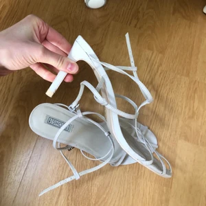 Klackskor från Nelly - Endast testade. Storlek 37.  Då jag är mitt i en flytt är bilderna jag lagt upp de som finns, har alltså inte möjlighet att skicka fler.