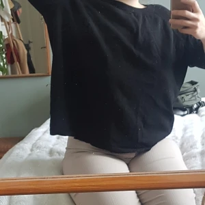 Svart stickad 3/4 ärmad tröja - Oversized svart mjuk stickad svårt tröja. Storlek XS men passar även S och M beroende på hur stora biceps man har.. ;) två-tre lösa trådar, men inget som kommer repas upp eller gå sönder. Tröjan kommer från vero mora. Frakt ingår! :)