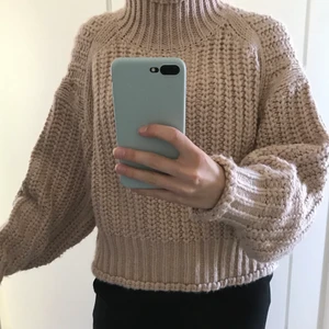 Stickad tröja  - Stickad tröja från H&M i en ljusrosa färg. Tröjan har ballongärmar och hög krage. Använd ca 3 gånger, så är i mycket bra skick!