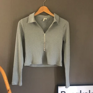 Zip front top - Storlek S, sparsamt använd, slutsåld. Köparen står för frakten 🤍