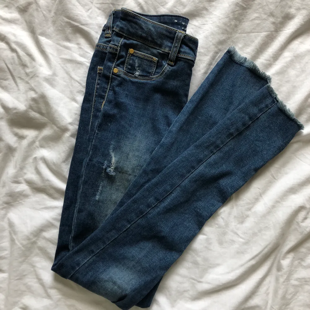 Snygga skinny jeans med slitningarna i storlek XS jeansen är använda men är i bra skick säljer pga att jag måste bli av med kläder🤍. Jeans & Byxor.