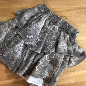  - Kjol som inte kommer till användning med ormmönster, gott skick