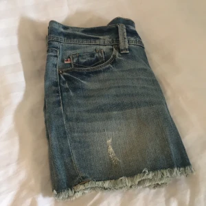 Mordern jeanskjol  - En snygg jeanskjol från RL! Äkta såklart!