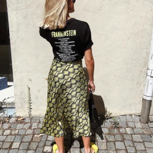 Kjol med djurmönster - Säljer denna snygga kjol som sitter så snyggt på kroppen! Så cool! Frakt på 36 kronor tillkommer 