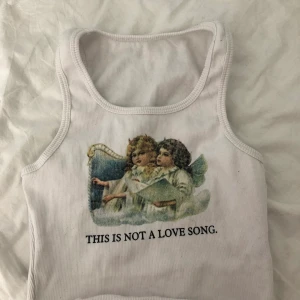 Vintage set i stl S - Set i stl. S med texten ”this is not a love song” på både bröstet och låret. Croptoppen är stretchig och formar sig enkelt runt kroppen och byxorna är försedda med resår vid midja och fötter. 250kr då det vintage och inte säljs längre. Frakt tillkommer💓